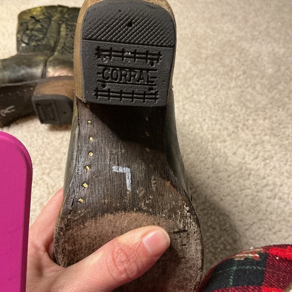 Corral Metallic Gold and Black Embroidered Boots - Picture 6 of 7